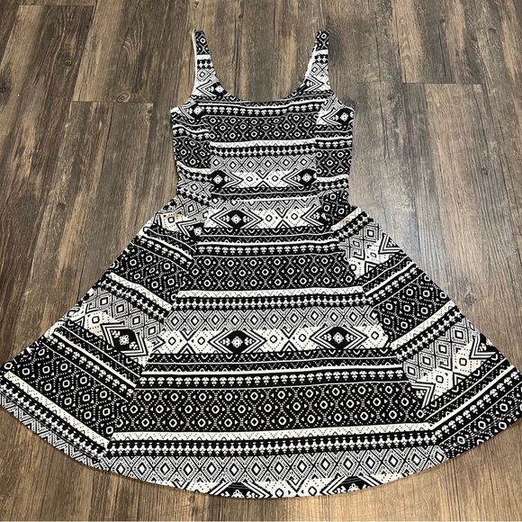 Divided Dresses & Skirts - Divided Black And White Short Sleeves Fit and Flare Mini Dress Size 4